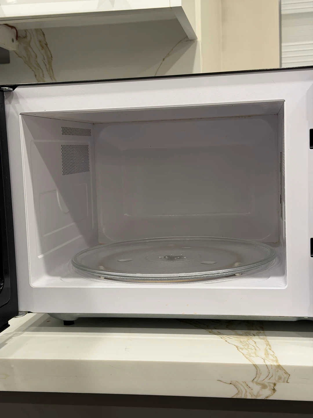 Insignia Microwave - Stainless Steel Finish - photo 2