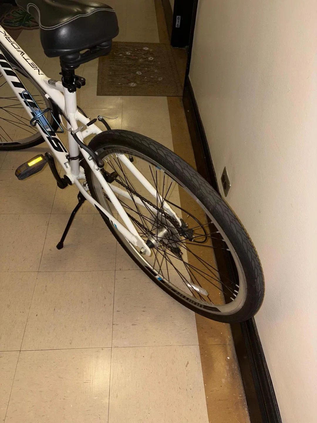 Schwinn Network 3.0 White Hybrid Bike image indicator(5)