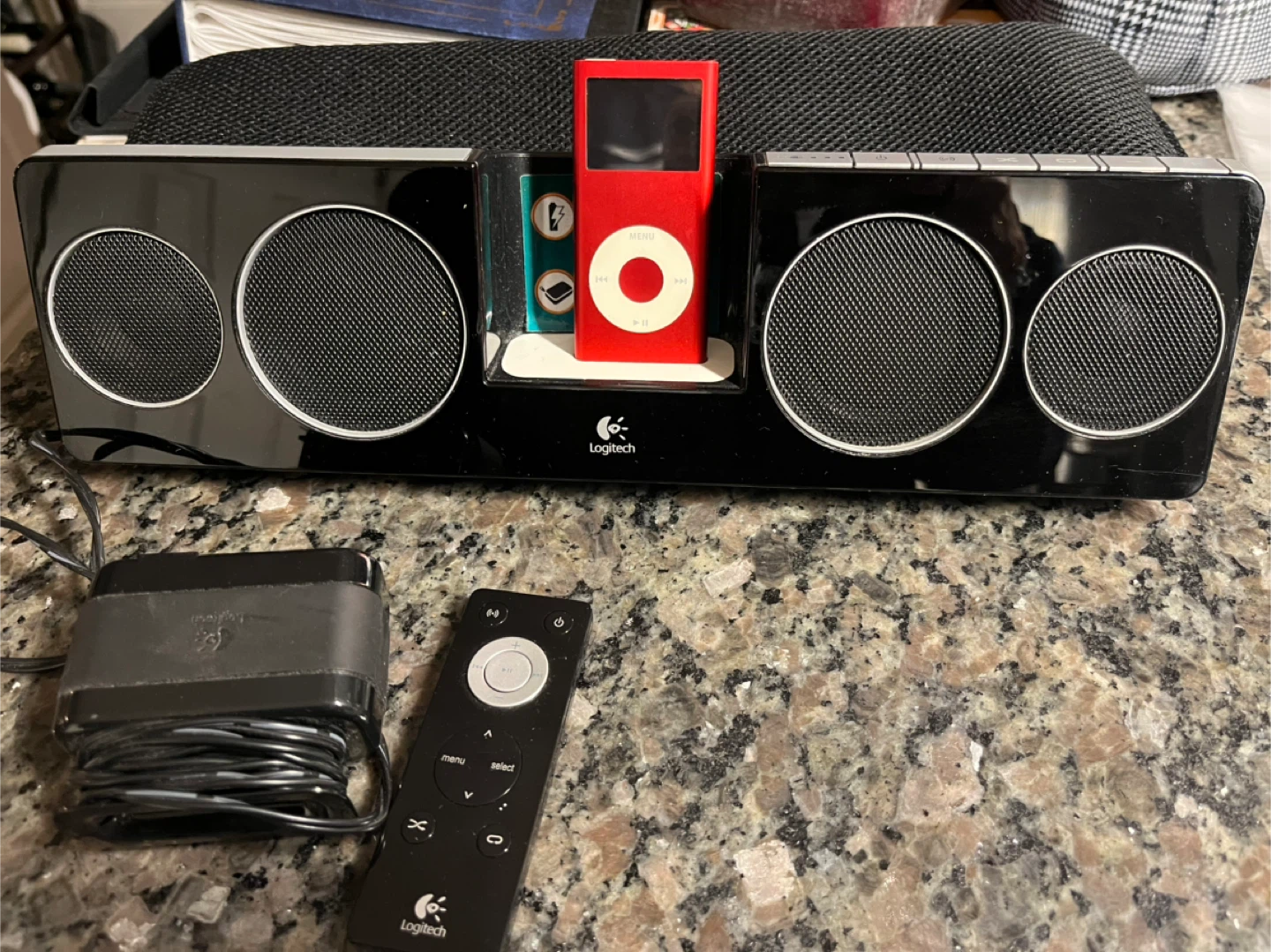 Logitech Speaker Dock + iPod 4GB Red