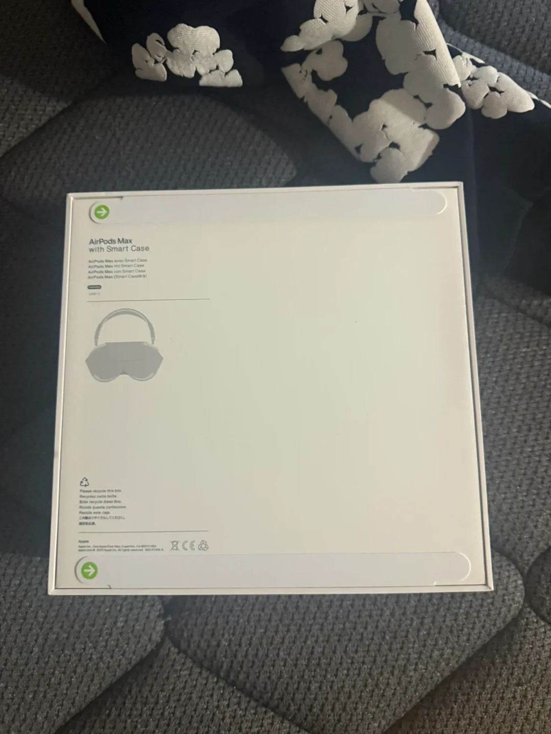 Apple AirPods Max with Smart Case image indicator(2)