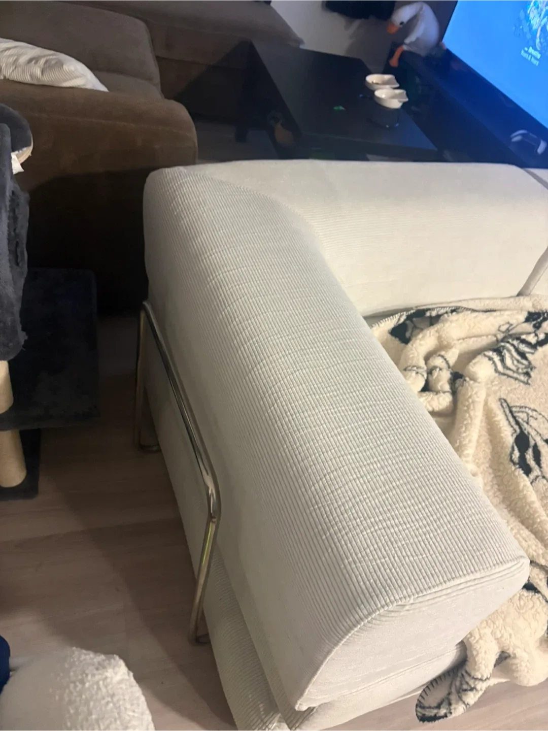 White Sofa image indicator(3)