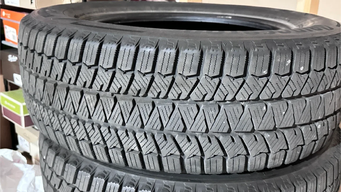 Bridgestone Blizzak WS90 Winter Tires 225/65R17 image indicator(3)