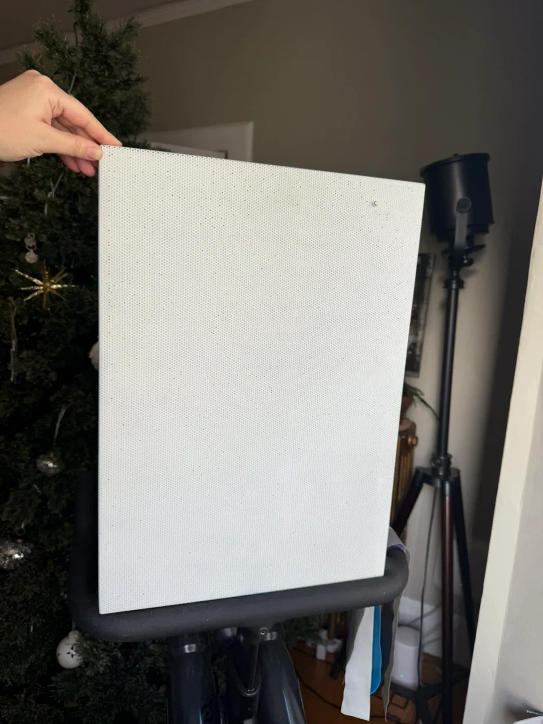 Magnetic pushpin board