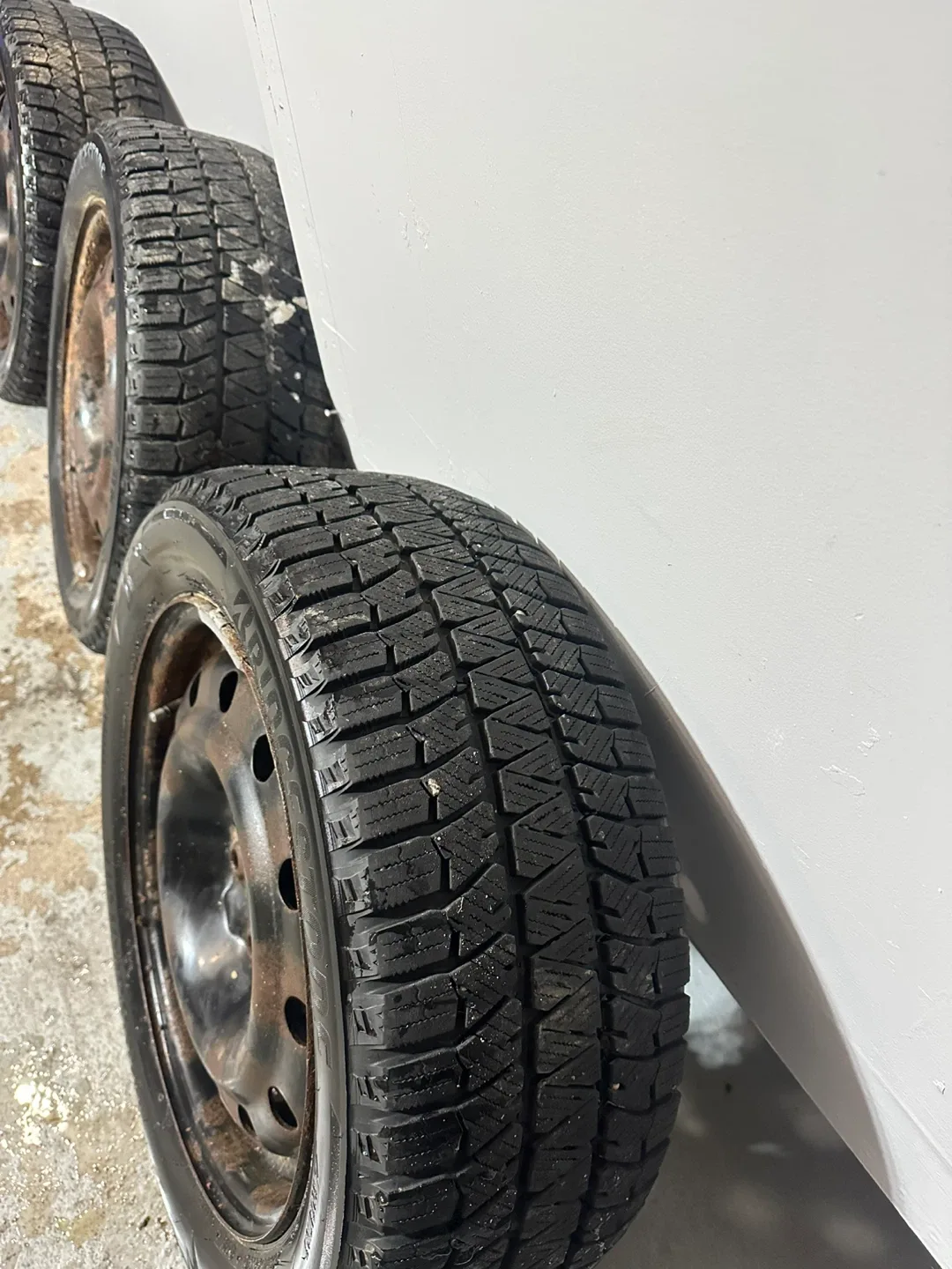 Bridgestone Blizzak 205/55/R16 Winter Tires image indicator(3)