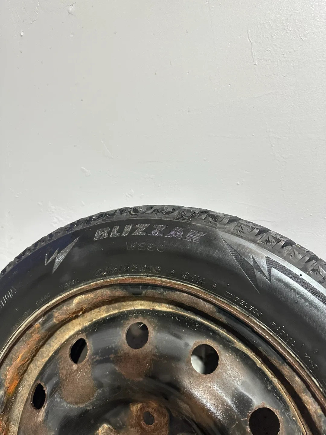 Bridgestone Blizzak 205/55/R16 Winter Tires image indicator(5)