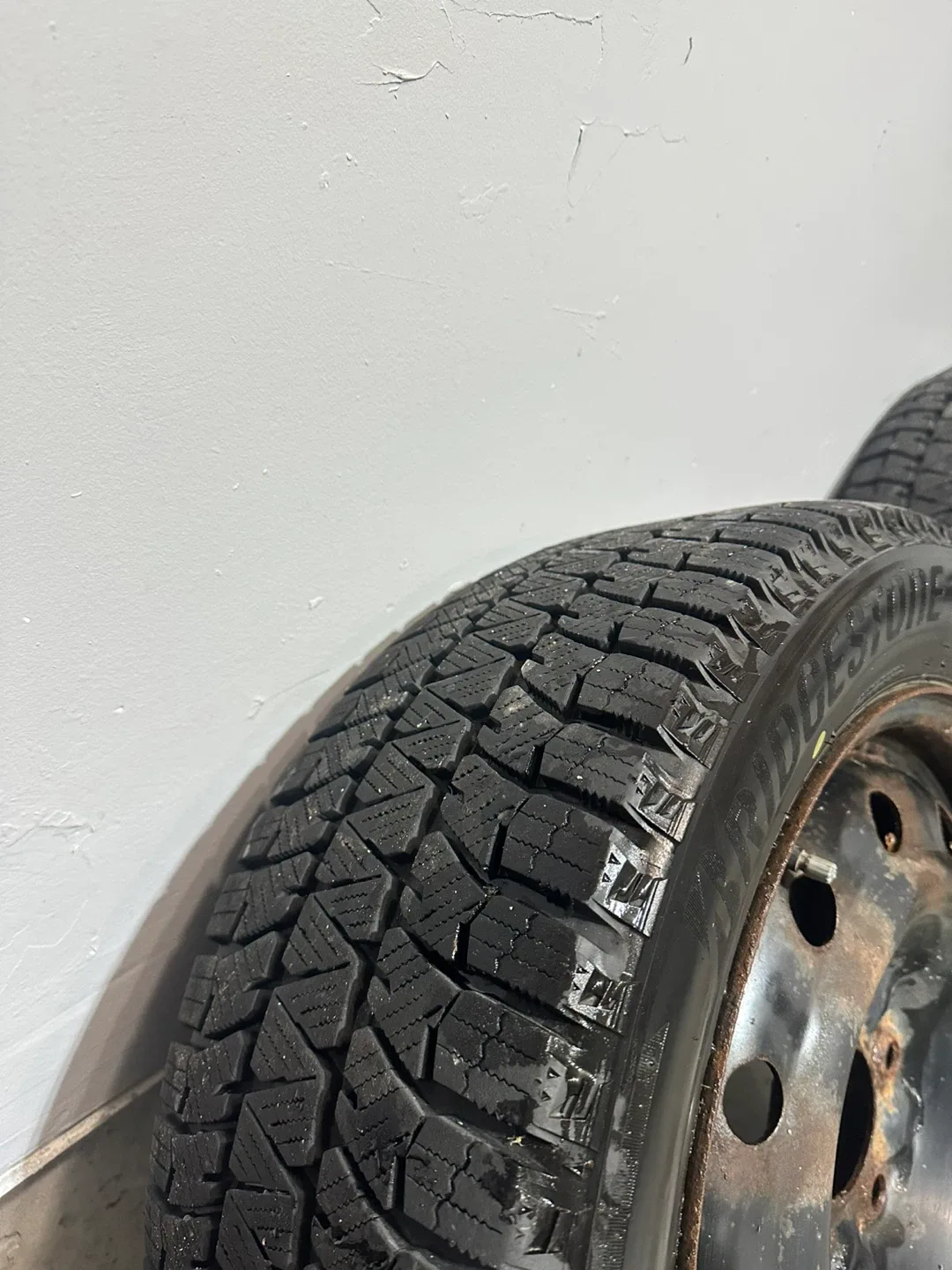 Bridgestone Blizzak 205/55/R16 Winter Tires image indicator(7)