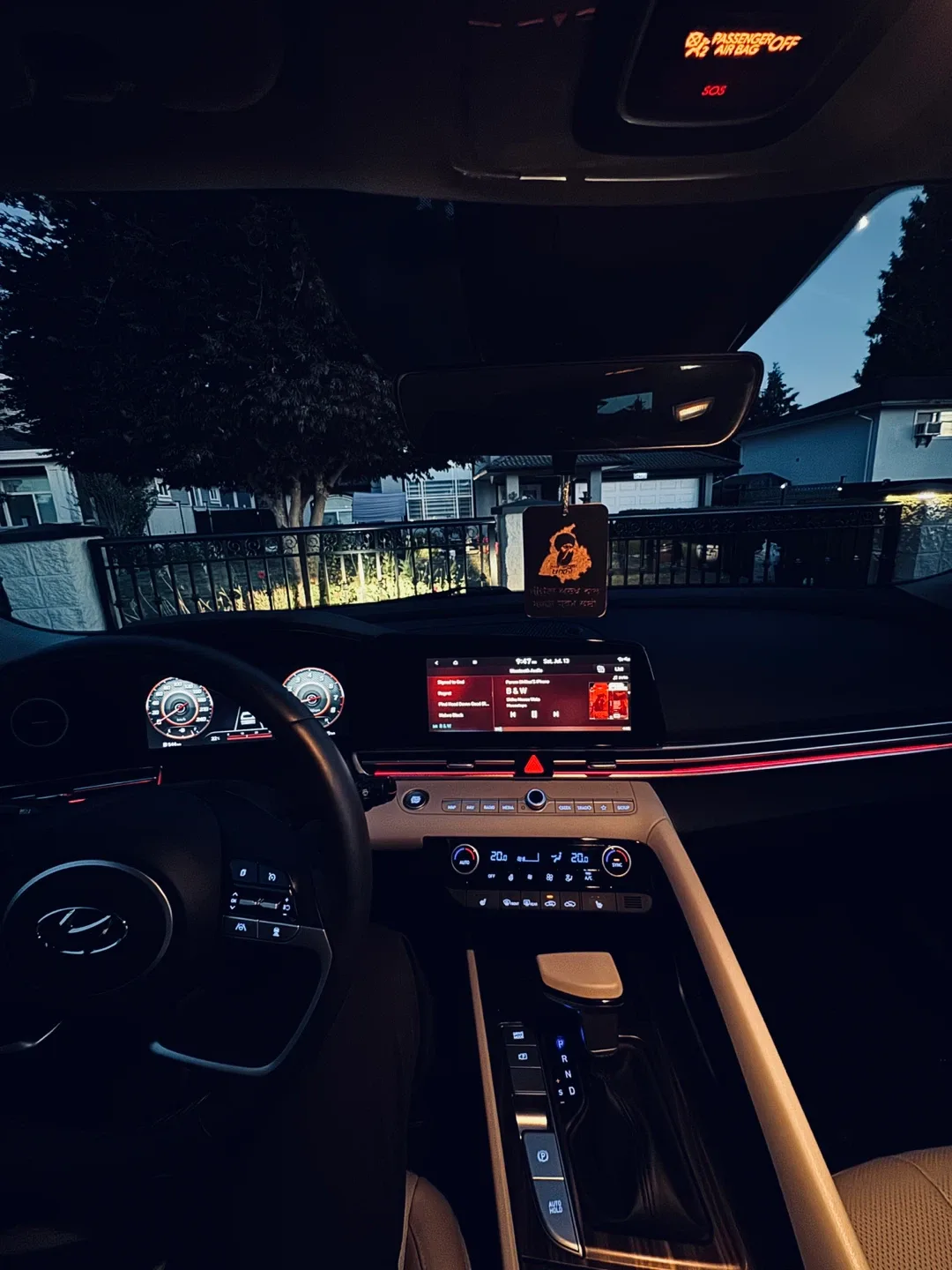 Hyundai Elantra - Black Sedan image indicator(3)