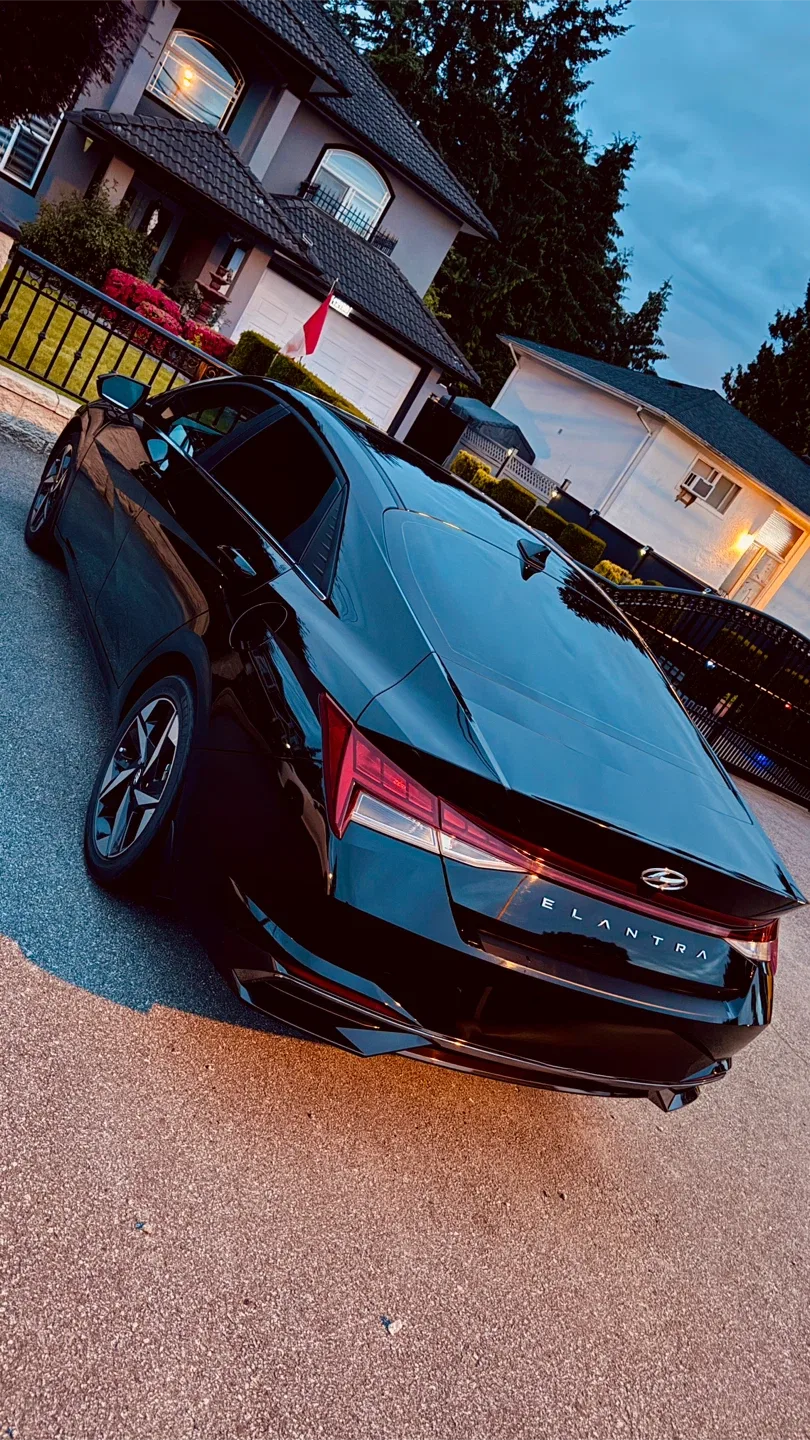 Hyundai Elantra - Black Sedan image indicator(2)