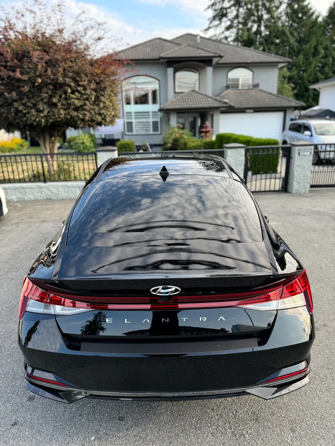 Hyundai Elantra - Black Sedan image indicator(7)