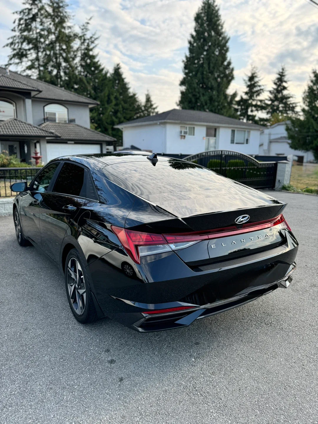 Hyundai Elantra - Black Sedan image indicator(8)