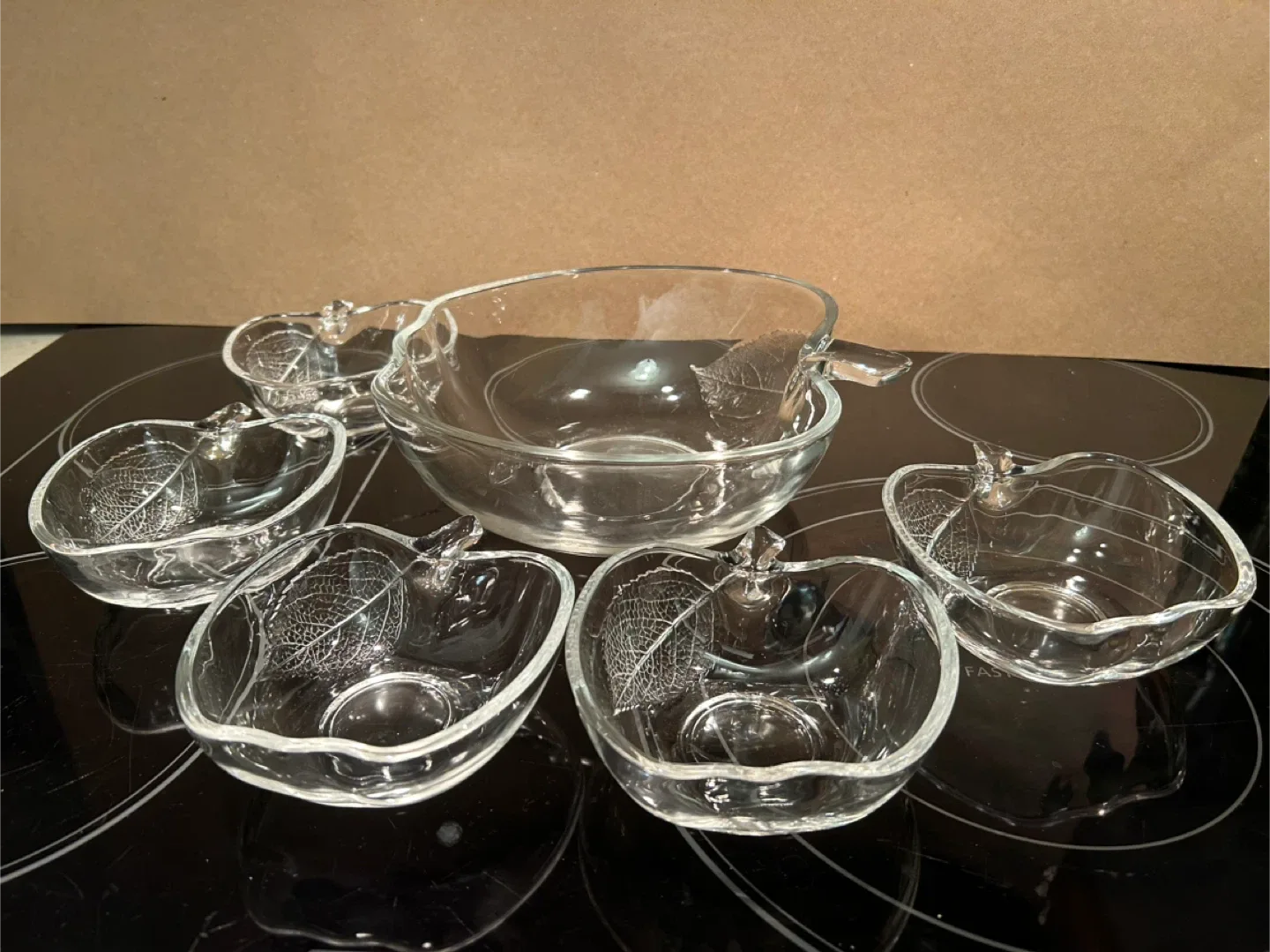 Serving dishes, Christmas decor, glasses image indicator(10)