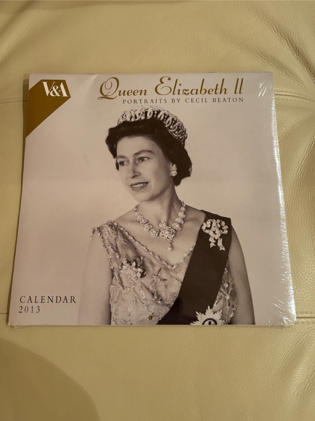 Queen Elizabeth II Portraits Calendar 2013 (sealed)