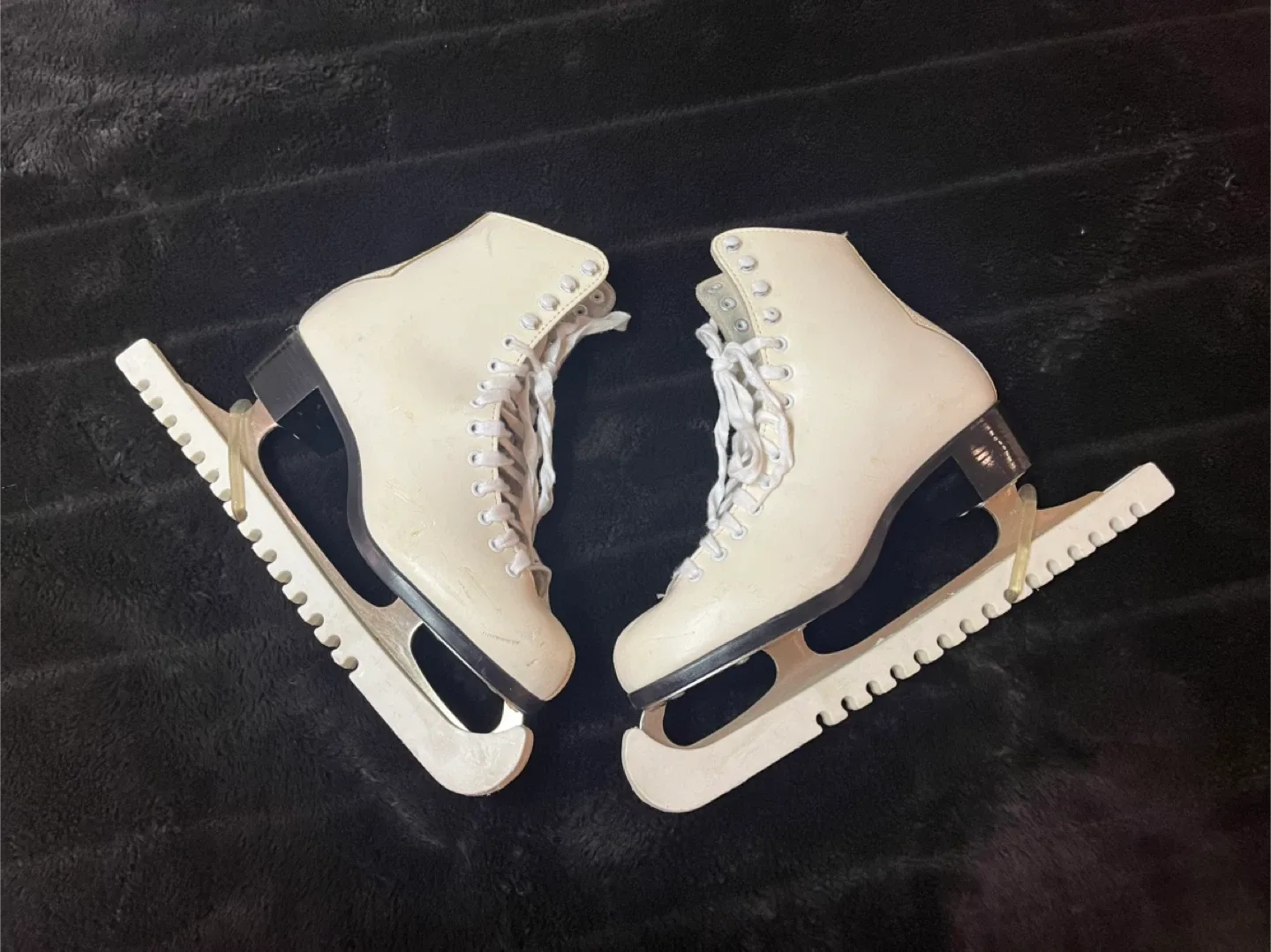 Size 7.5 Ladies CCM Figure Skates