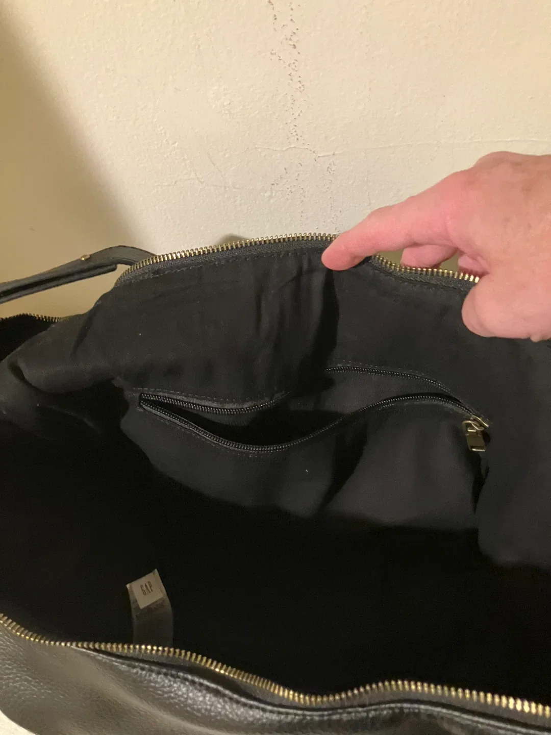 GAP Black Leather Slouchy Bag image indicator(4)