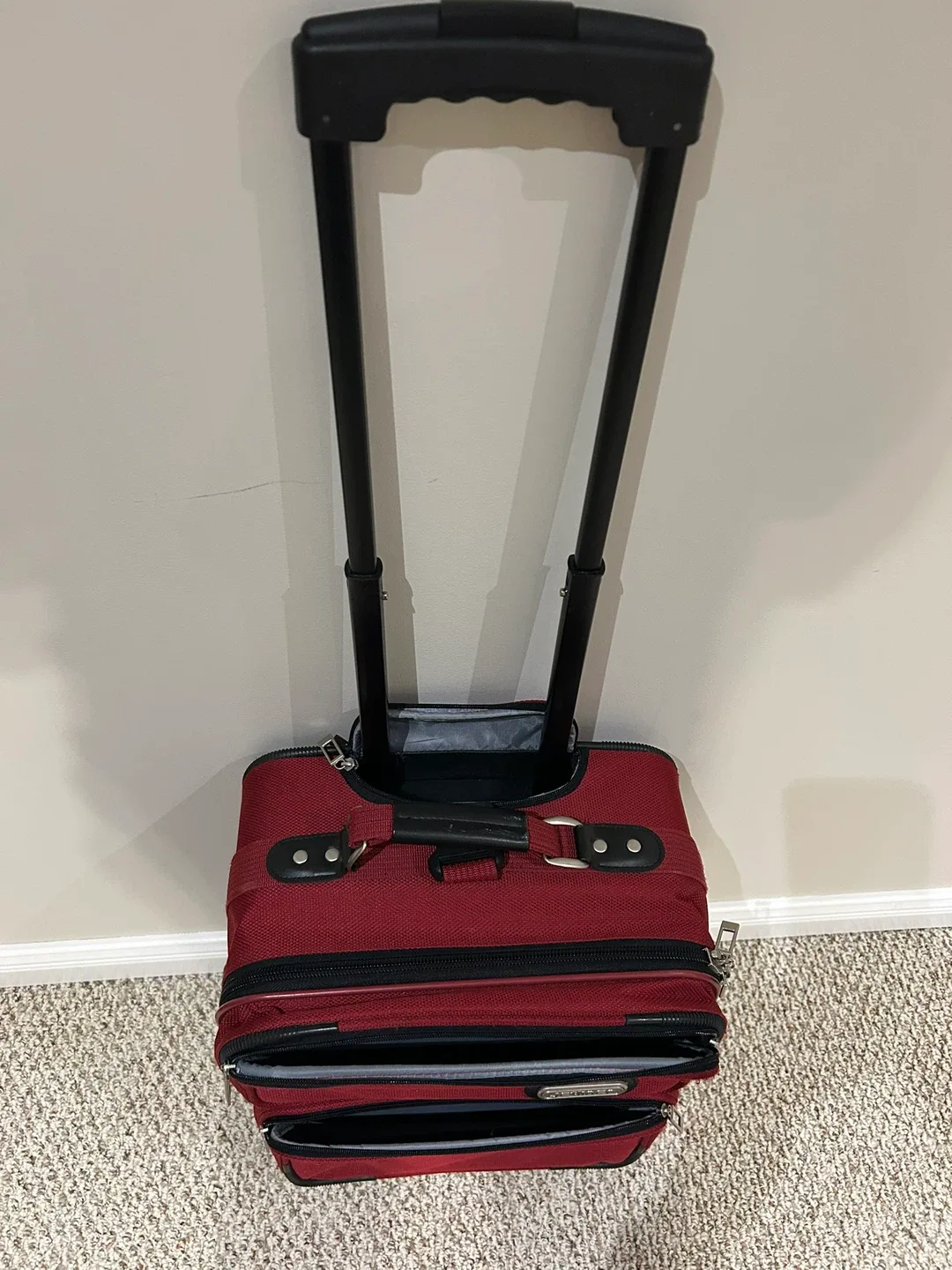 GREAT CARRY ON SIZE SUITCASE (SEE DESCRIPTION) image indicator(4)