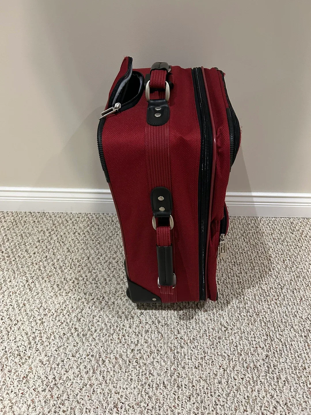 GREAT CARRY ON SIZE SUITCASE (SEE DESCRIPTION) image indicator(2)