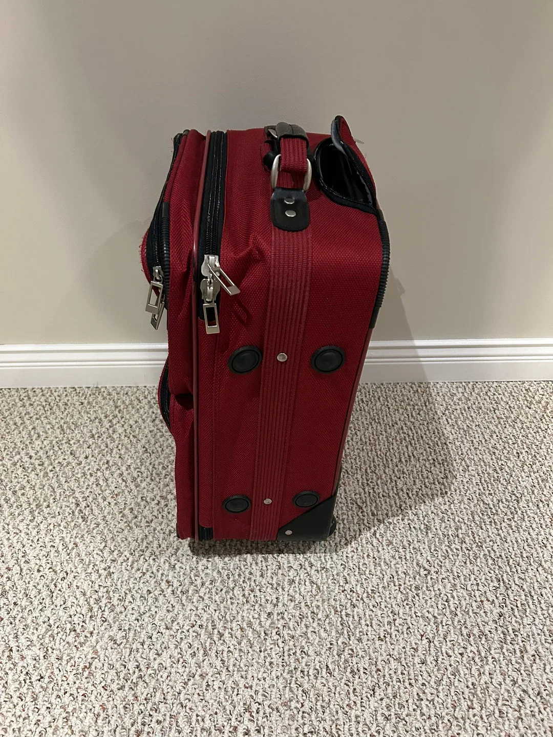 GREAT CARRY ON SIZE SUITCASE (SEE DESCRIPTION) image indicator(3)