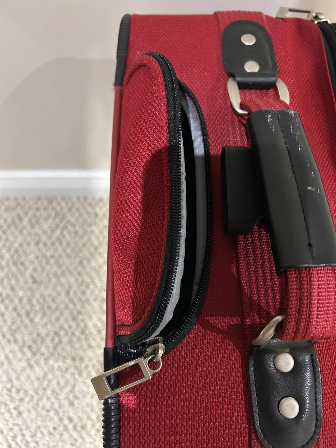 GREAT CARRY ON SIZE SUITCASE (SEE DESCRIPTION) image indicator(9)