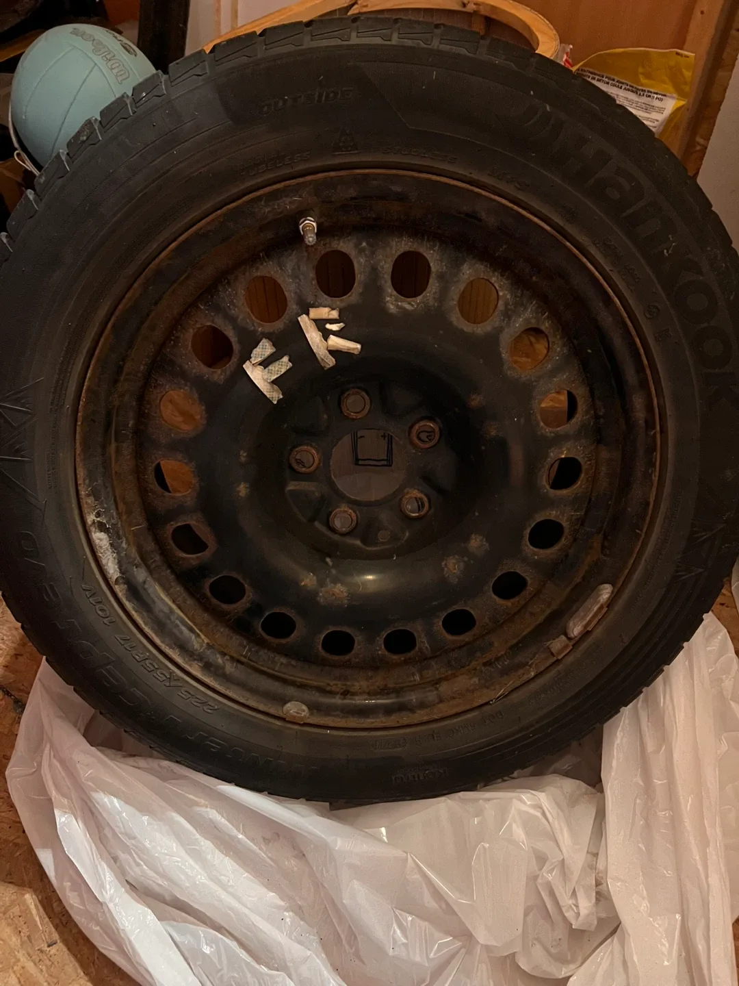 Hankook Winter i*cept IZ2 225/55R17 Tire