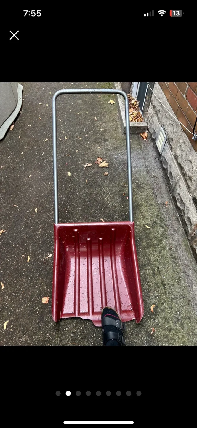 $15  snow scoop shovel   DONLANDS OCONNOR  EAST YORK  as is image indicator(4)