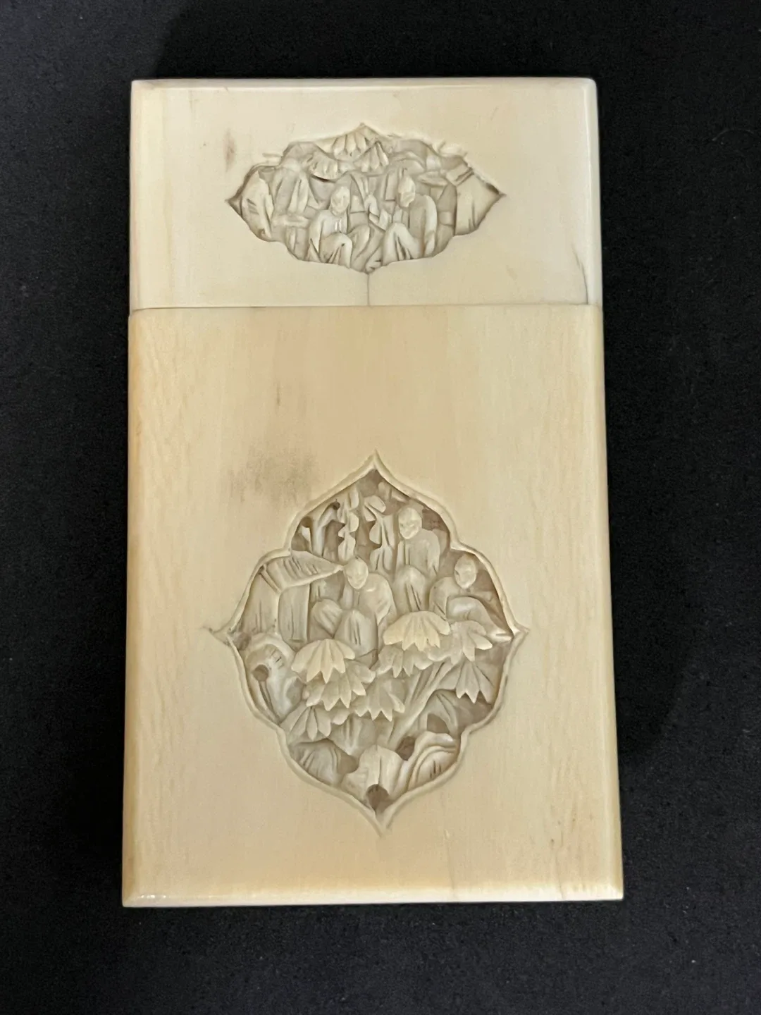 A Chinese Antique EXPORT Carved Ivory Card Case