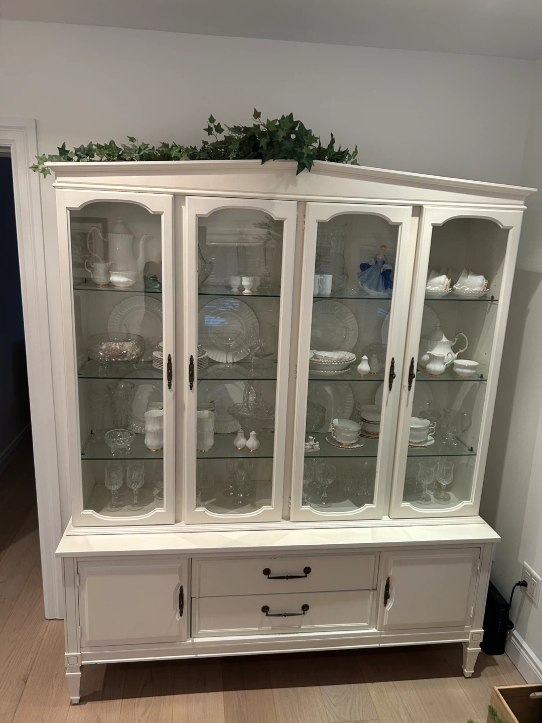 China Cabinet & Hutch - photo 2