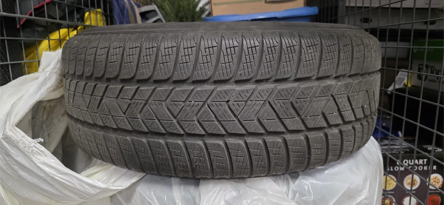 Set of 4 Pirelli 235/60R18 Winter Tires on Rims - photo 4