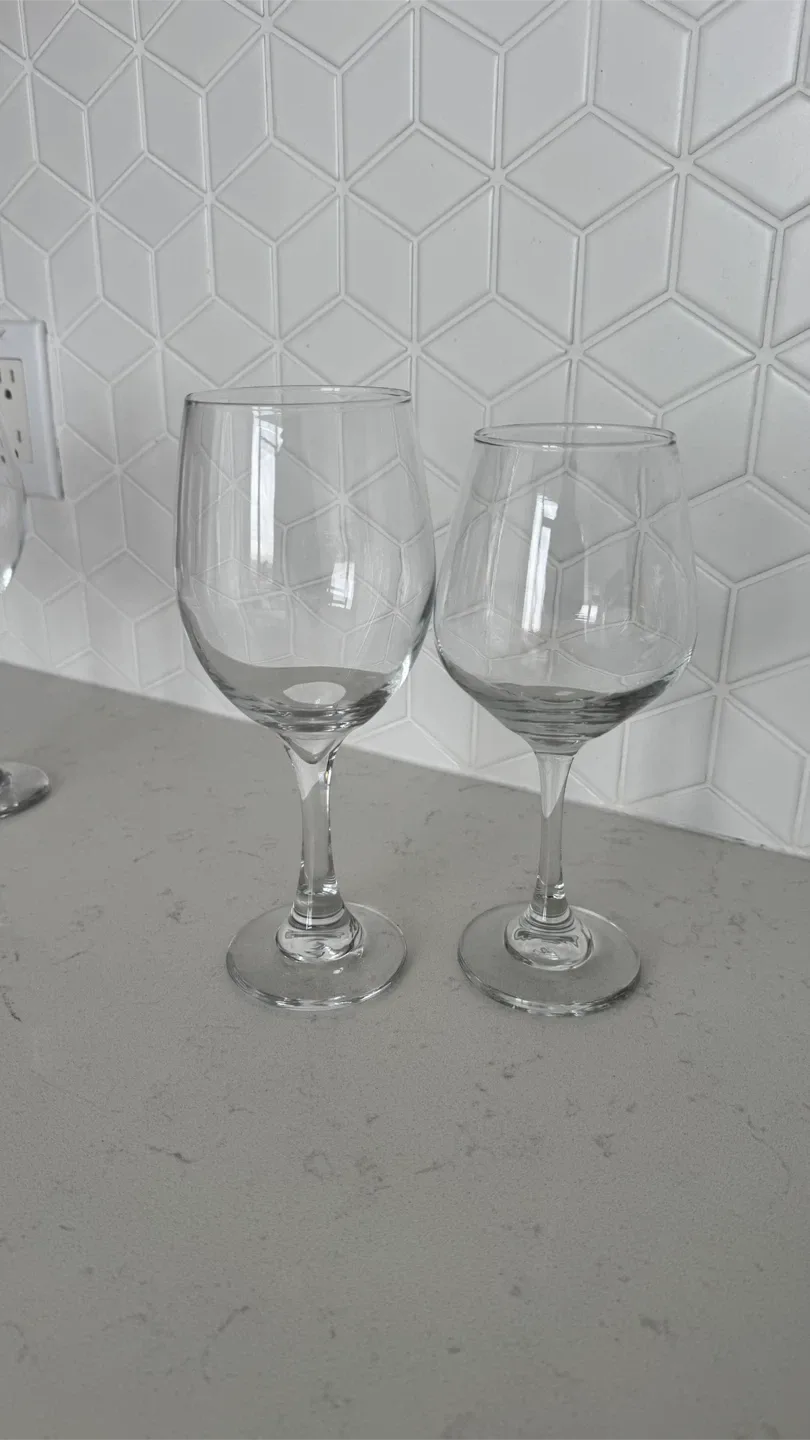 Set of 6 Wine Glasses image indicator(5)