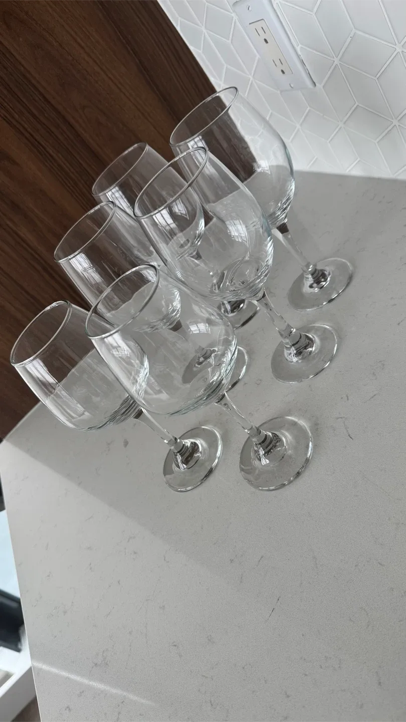 Set of 6 Wine Glasses image indicator(2)