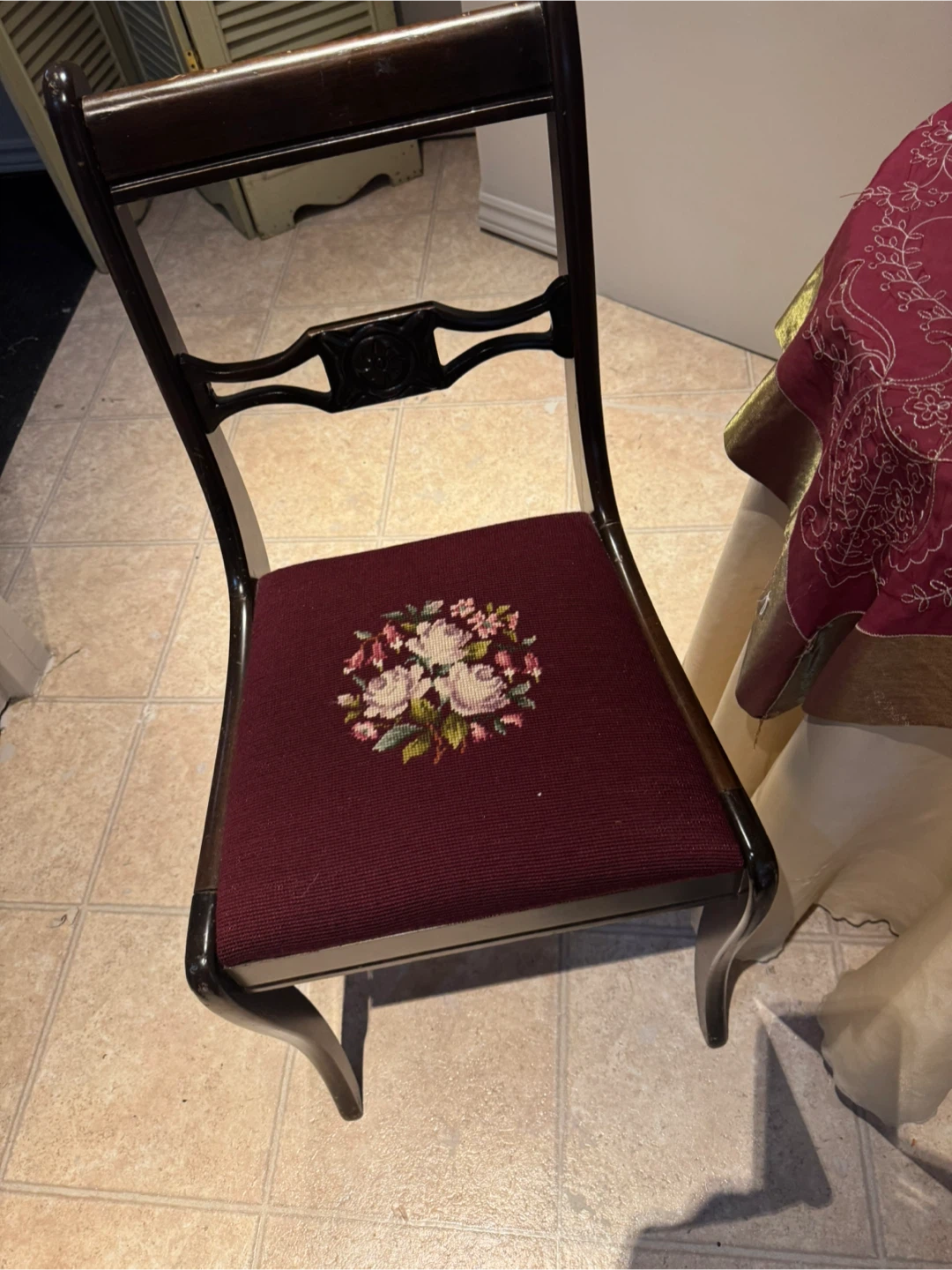 Home Decor Items - Chair, Plate, Kendal Device, Vase - photo 2