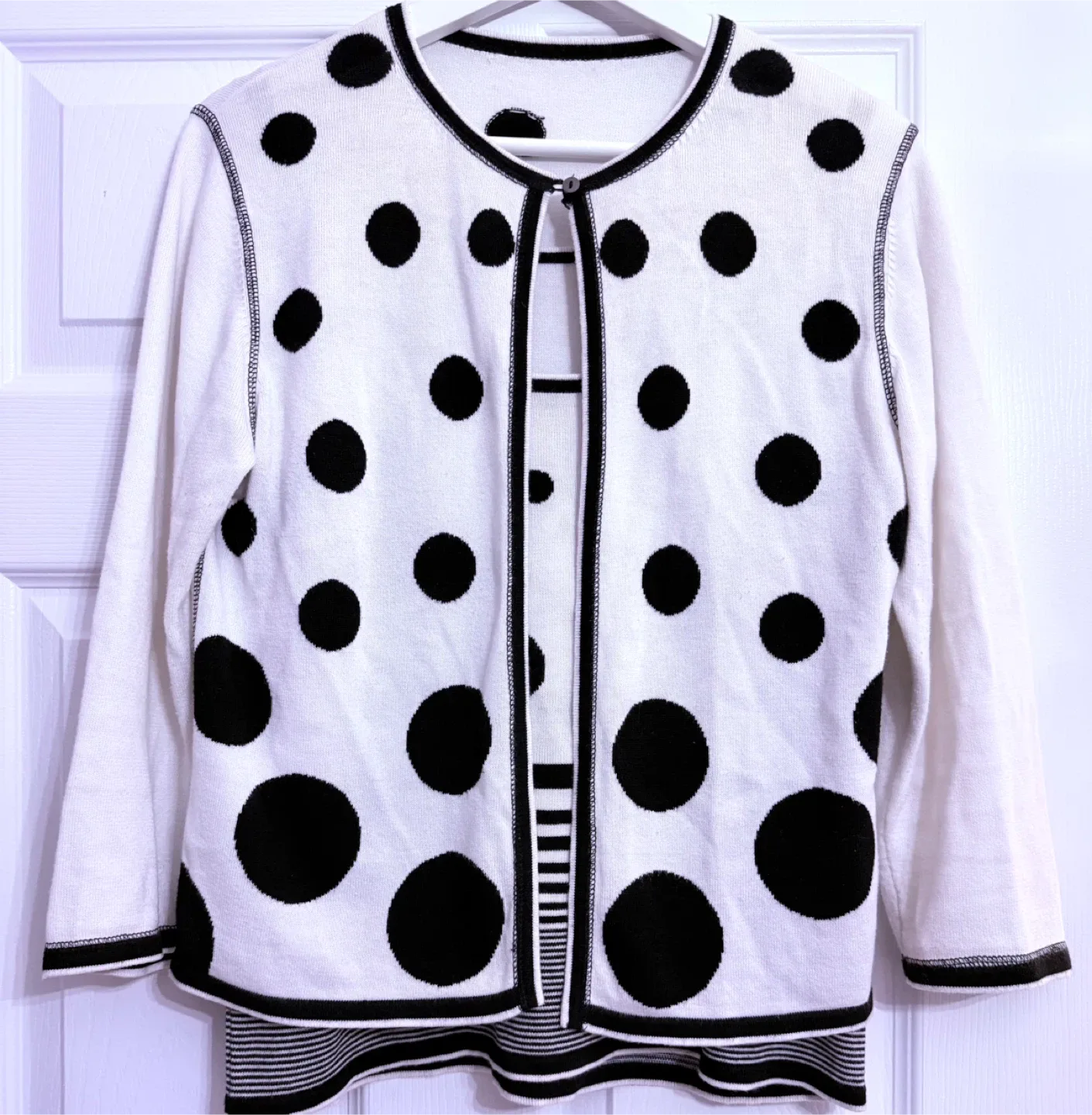 Unbranded women’s size Medium Knit Cardigan & Tank Set image indicator(3)