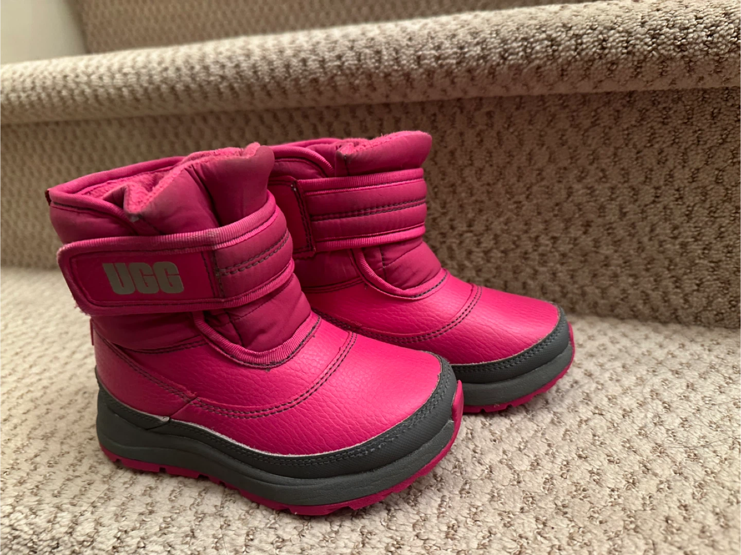 UGG Pink Kids' Boots US 9 and insulated gloves