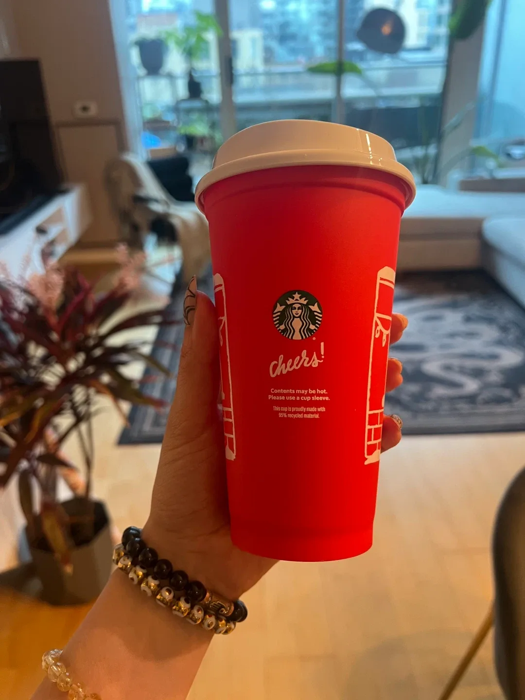 Starbucks Red Holiday Cup image indicator(2)