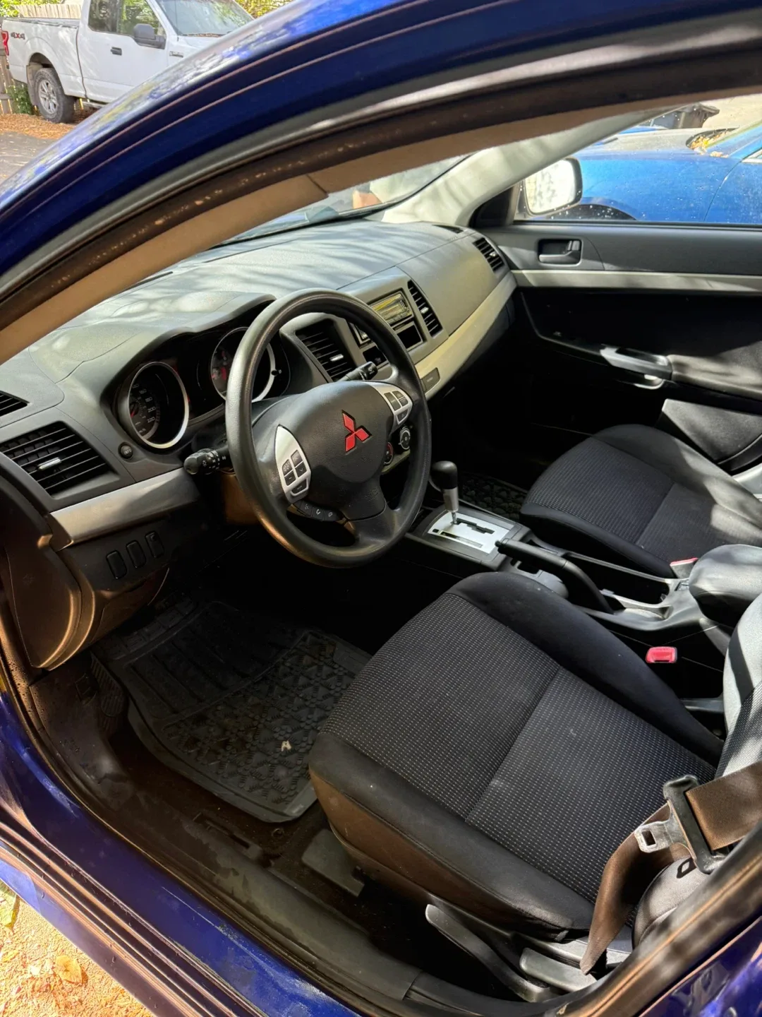 Blue Mitsubishi Lancer image indicator(5)