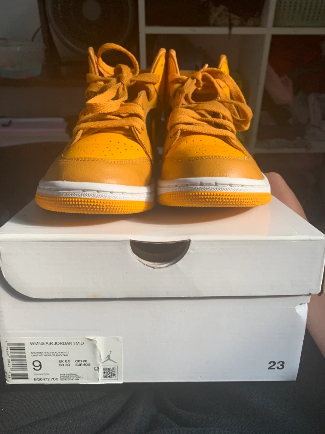 Nike Air Jordan 1 Mid Women's Size 9 image indicator(2)