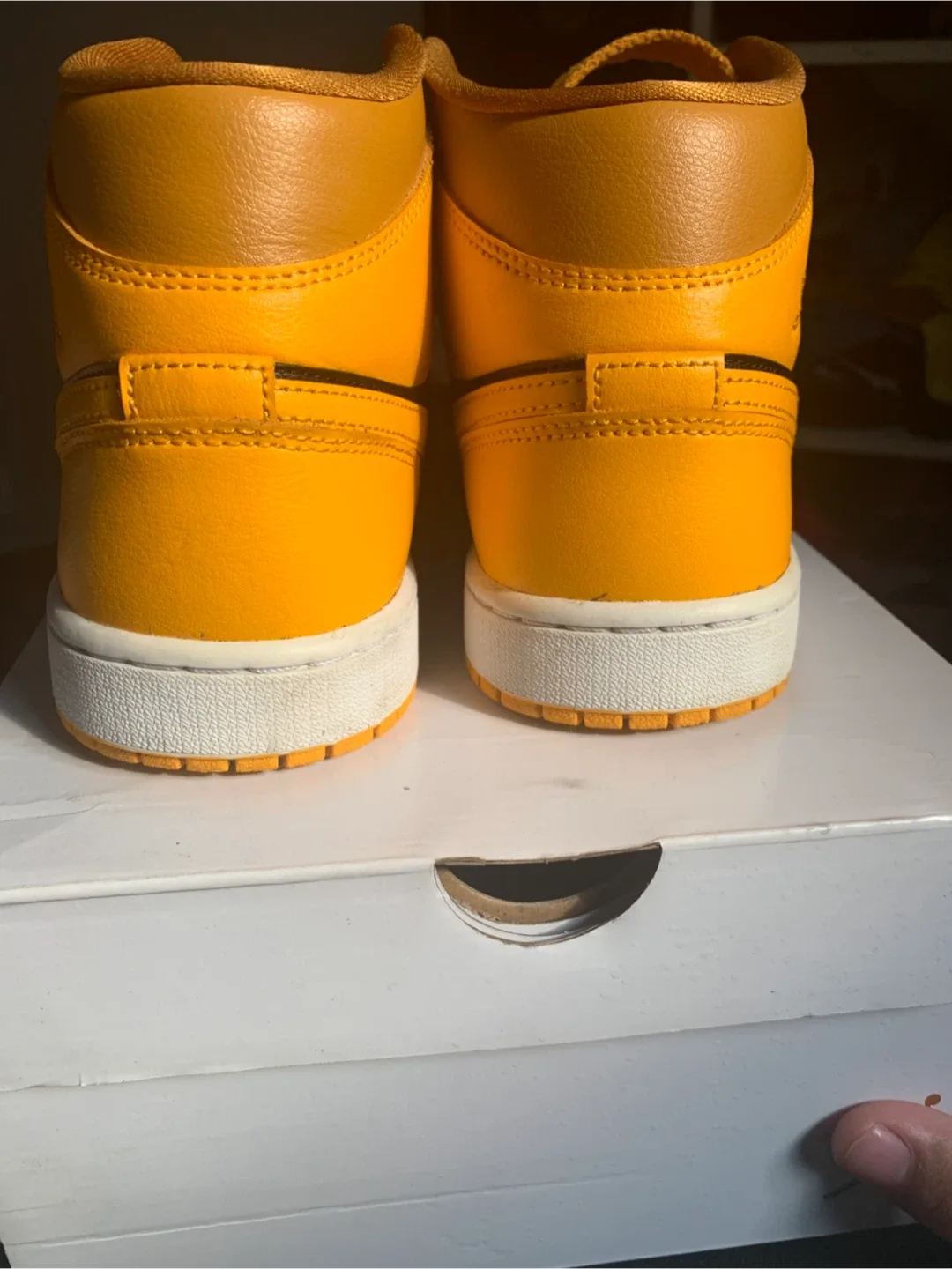 Nike Air Jordan 1 Mid Women's Size 9 image indicator(3)