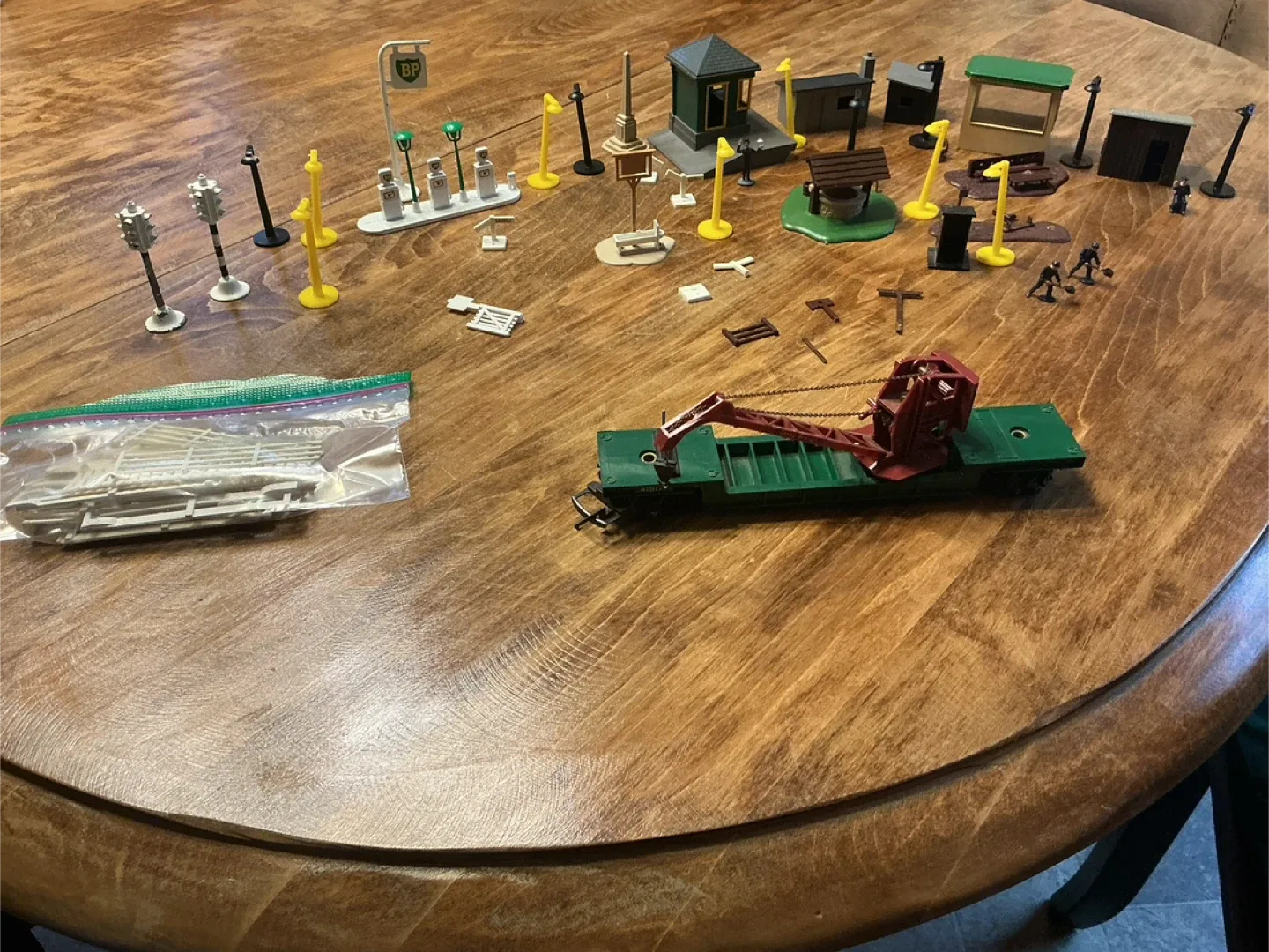 Lots o’ Vintage Toy Train Station Accessories !