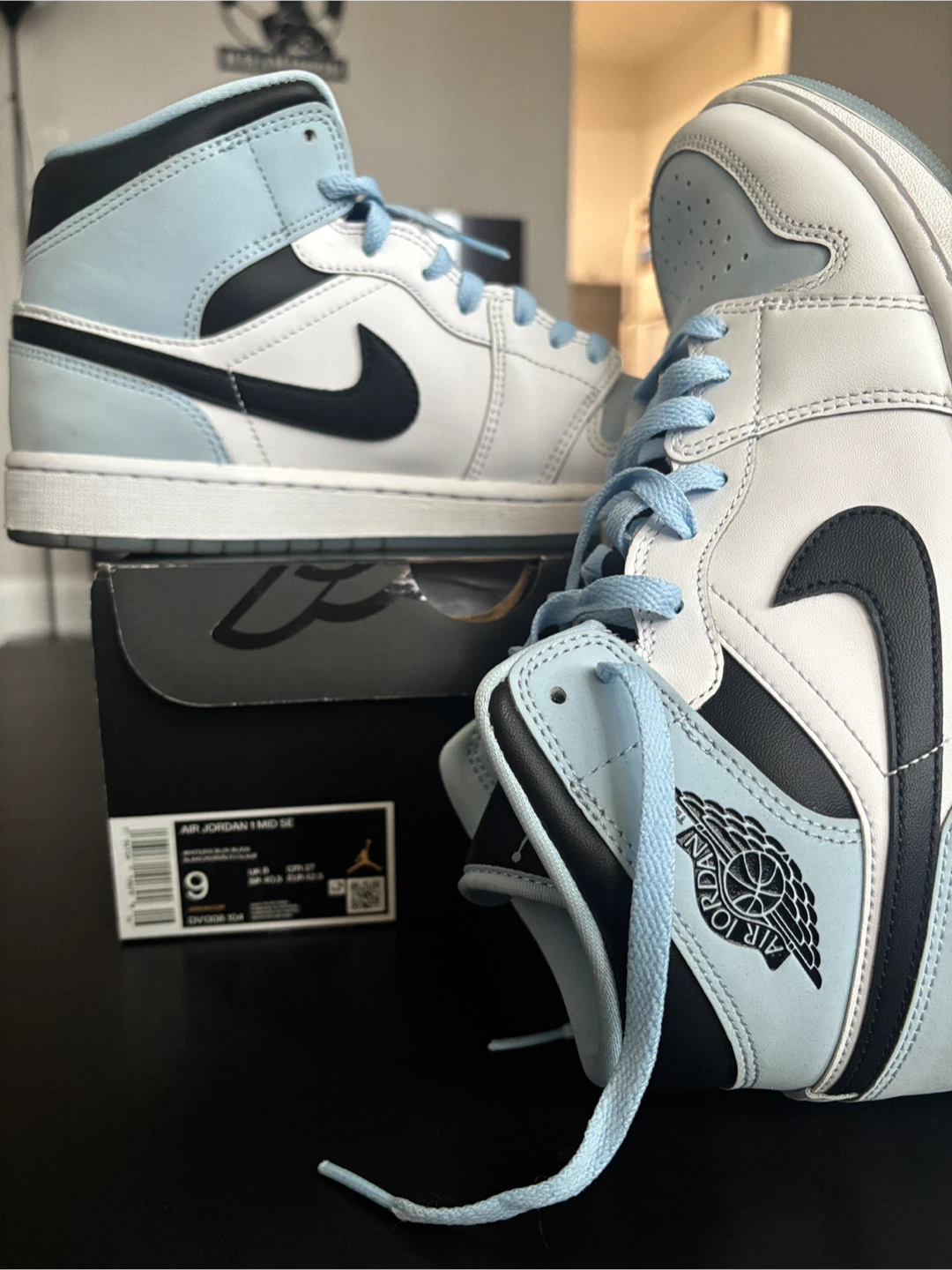 Air Jordan 1 Mid SE Ice Blue Size 9 - photo 2