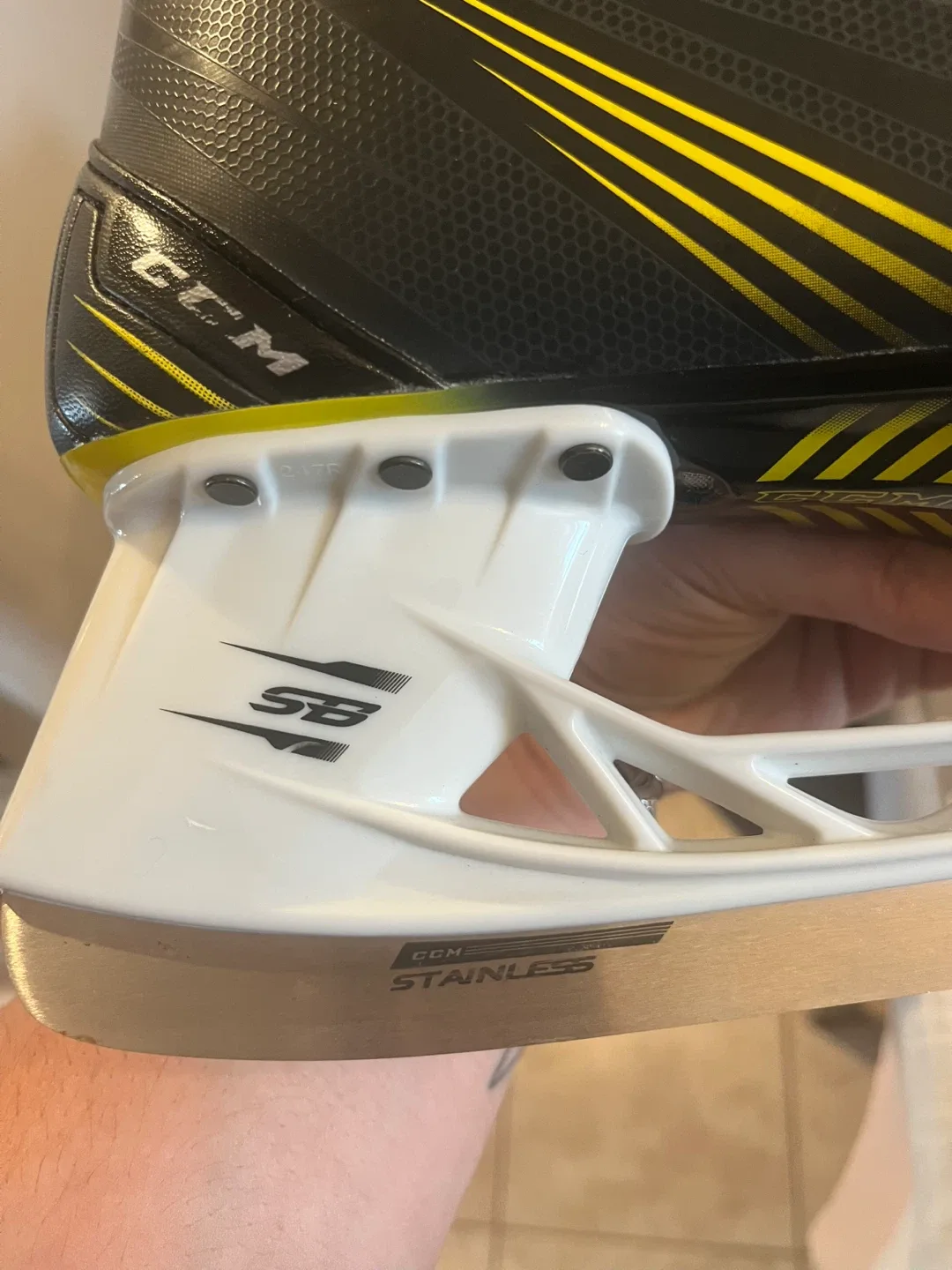 CCM Tacks 3052 & Bauer Vapor X250 Ice Skates image indicator(2)