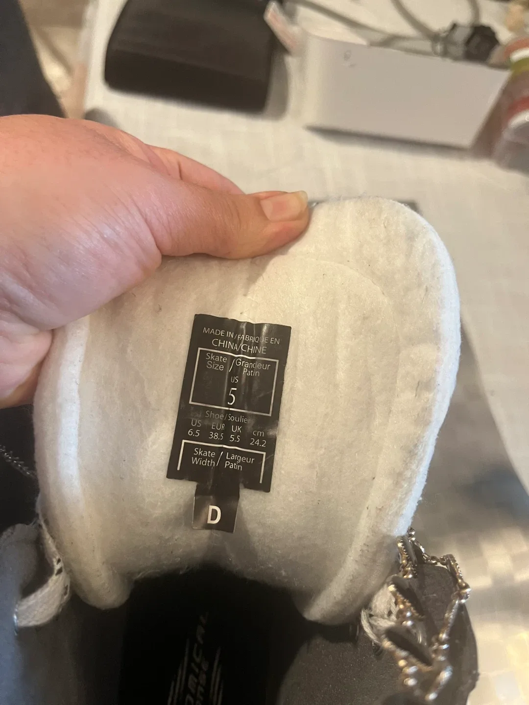 CCM Tacks 3052 & Bauer Vapor X250 Ice Skates image indicator(3)