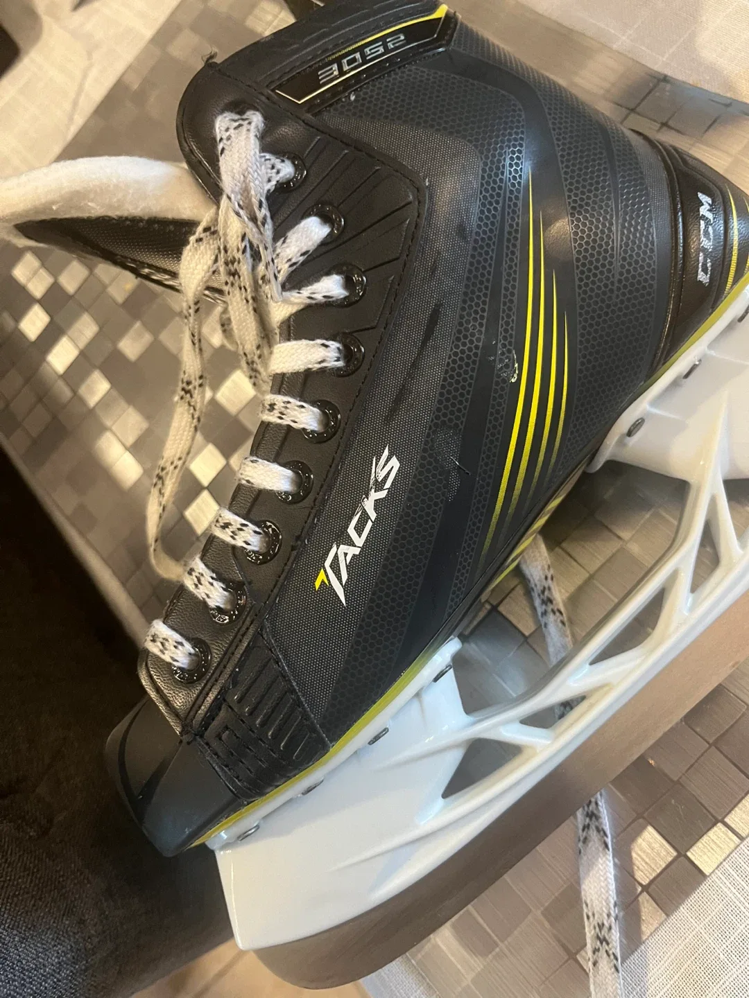 CCM Tacks 3052 & Bauer Vapor X250 Ice Skates