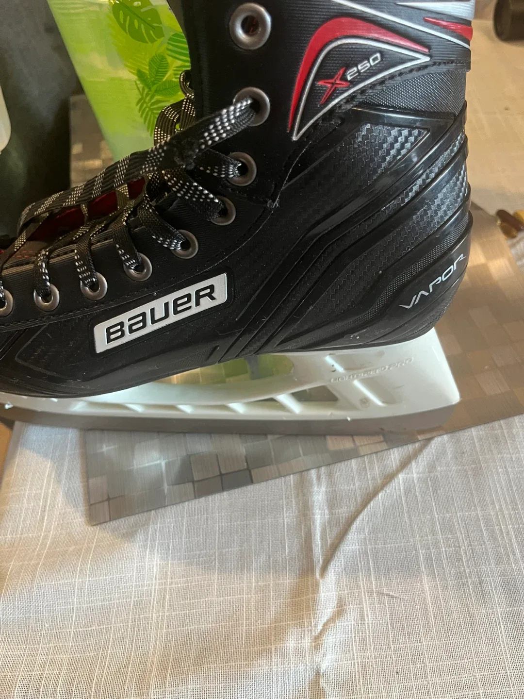 CCM Tacks 3052 & Bauer Vapor X250 Ice Skates image indicator(4)