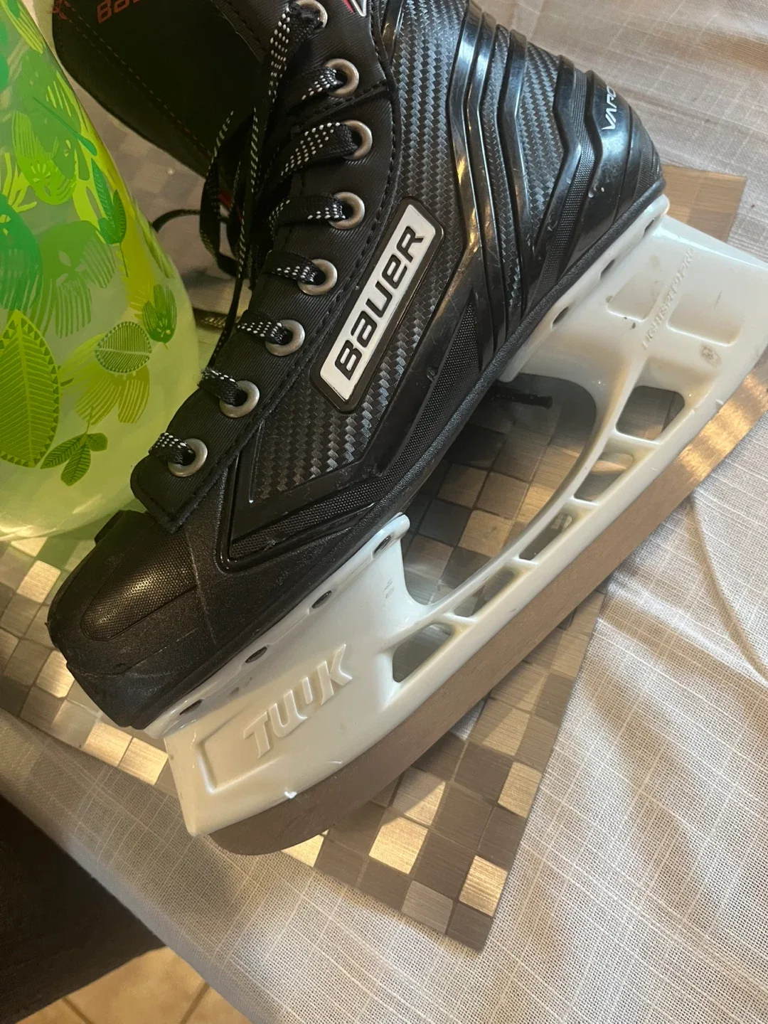 CCM Tacks 3052 & Bauer Vapor X250 Ice Skates image indicator(5)