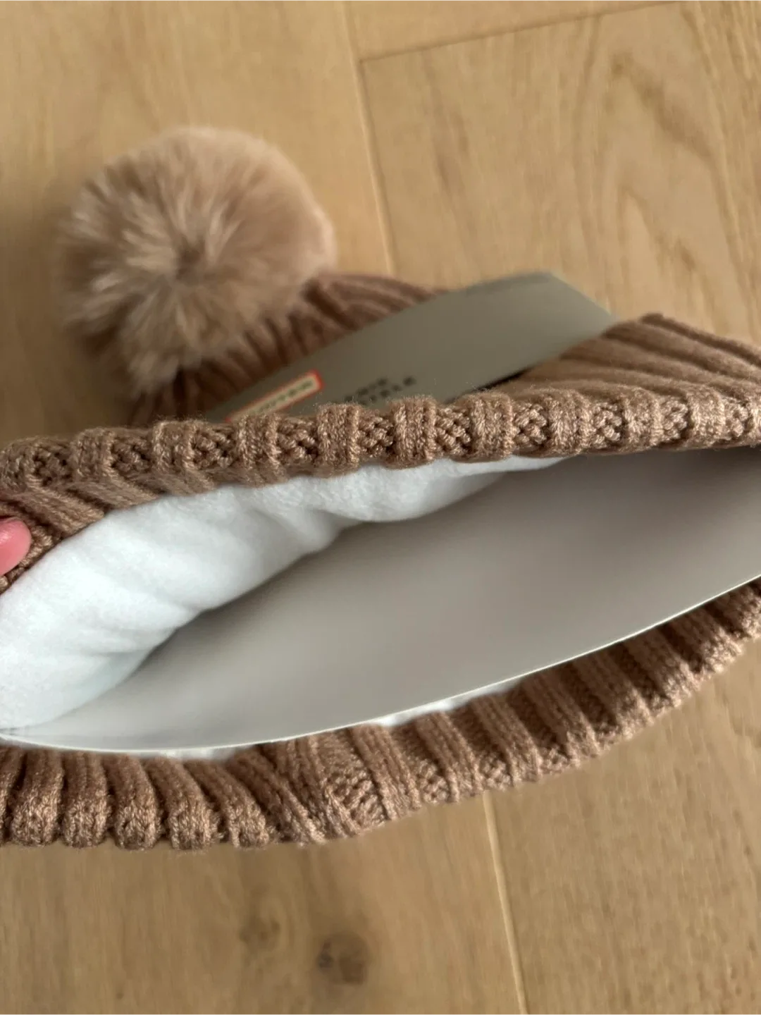 NEW HUNTER Women’s RIBBED KNIT CUFF POM POM BEANIE HAT Brown NWT image indicator(3)