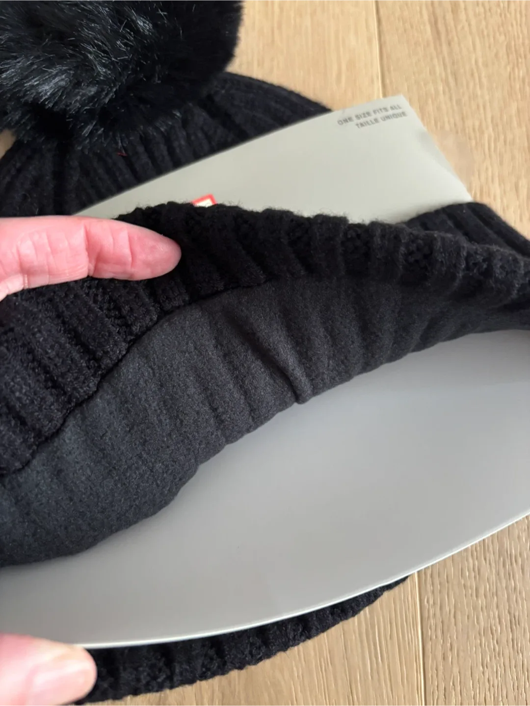 NEW HUNTER Women’s RIBBED KNIT CUFF POM POM BEANIE HAT Black NWT image indicator(3)