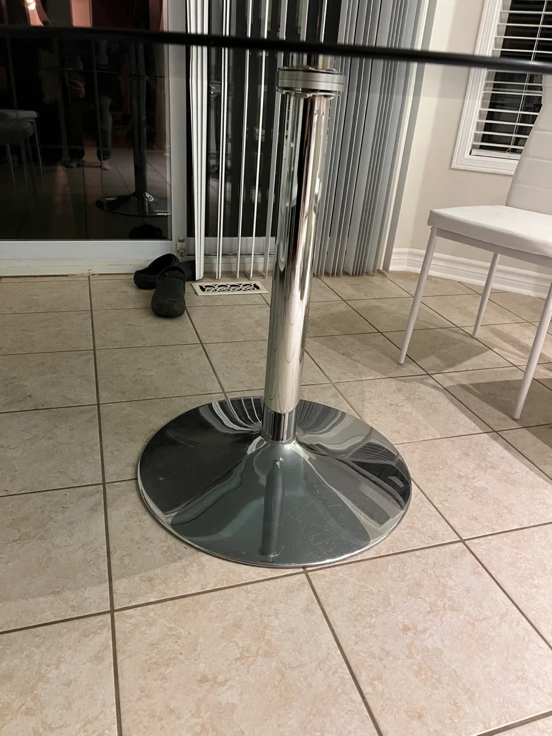 Round Glass Top Dining Table image indicator(2)