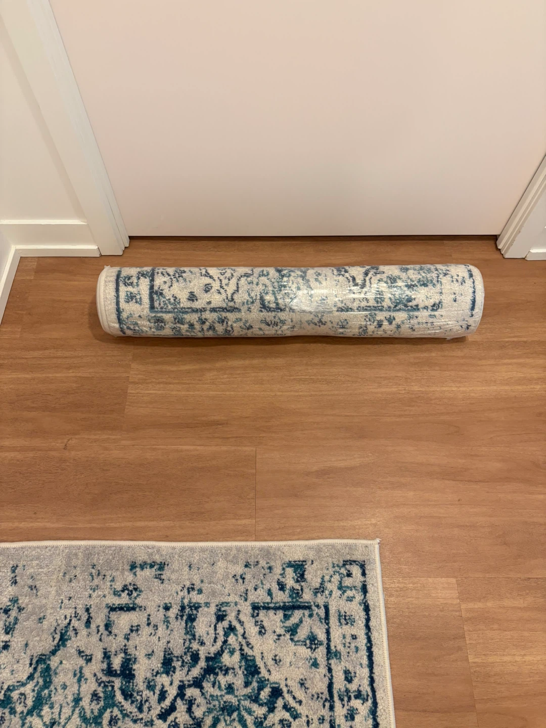 Quality Vintage Distressed Rug 2'7"x9' Grey/Blue - photo 4