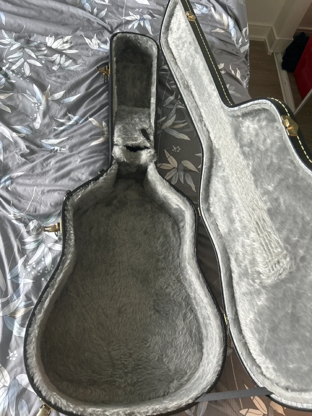 Guitar Hard Case - Made in Canada image indicator(2)