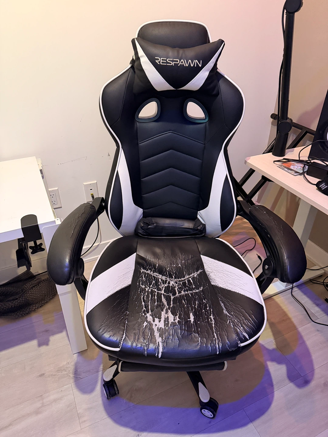 Respawn Gaming Chair - Worn Condition - photo 3