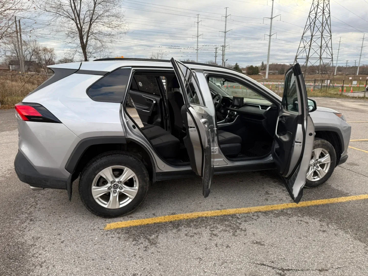 Silver Toyota RAV4 image indicator(2)